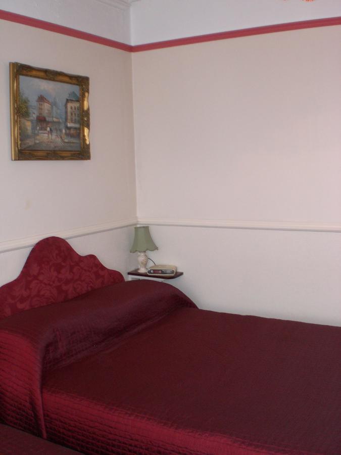 Melville Lodge Gatwick Horley Szoba fotó